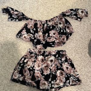 2 piece off the shoulder shorts set!
